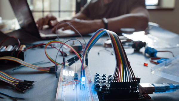 坚持产、学、研相结合